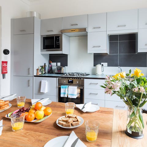 Breakfast with the family in the open-plan kitchen