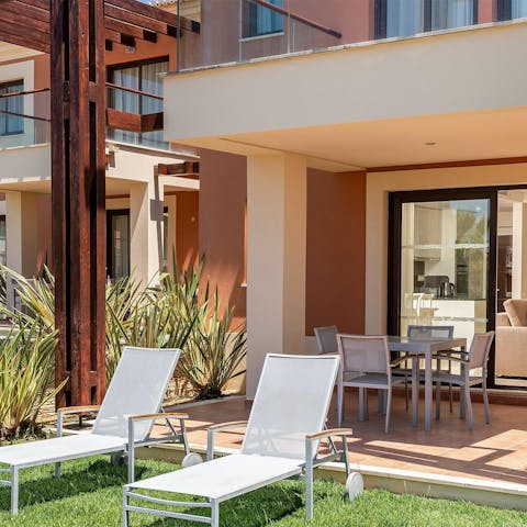 Sunbathe in the garden with afternoon cocktails