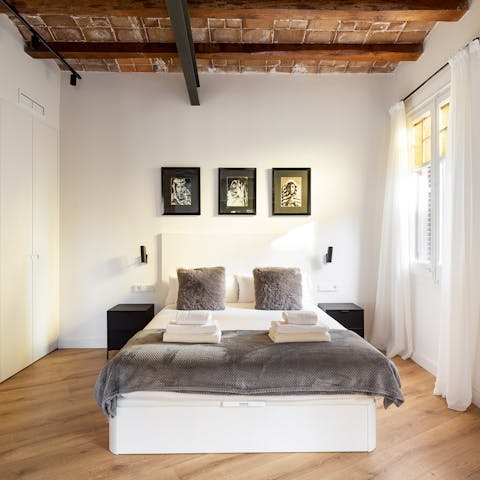 Wake up in the handsome main bedroom feeling rested and ready for another day of Barcelona sightseeing