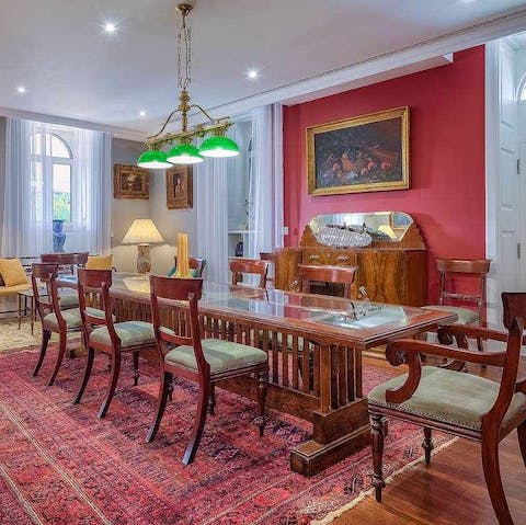 Enjoy your meals in the impressive dining room – there's enough room for everyone