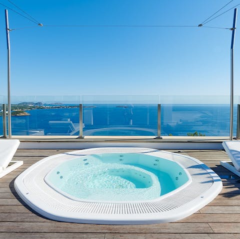 Feel inspired by the beautiful sea views from the Jacuzzi