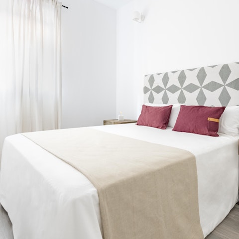 Get some rest in the serene bedroom after an evening out in Puente de Vallecas