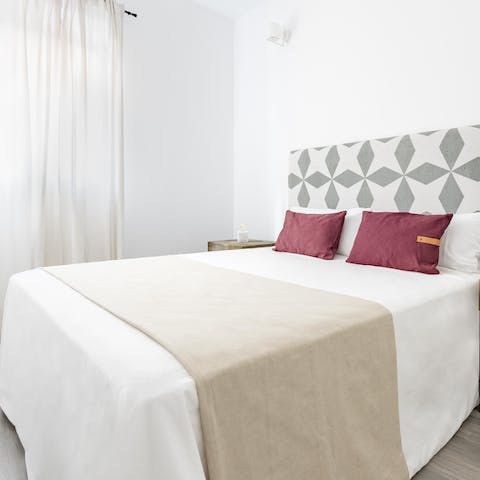 Get some rest in the serene bedroom after an evening out in Puente de Vallecas