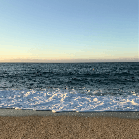 Drive five minutes to the beautiful Platja de l'Illa Roja