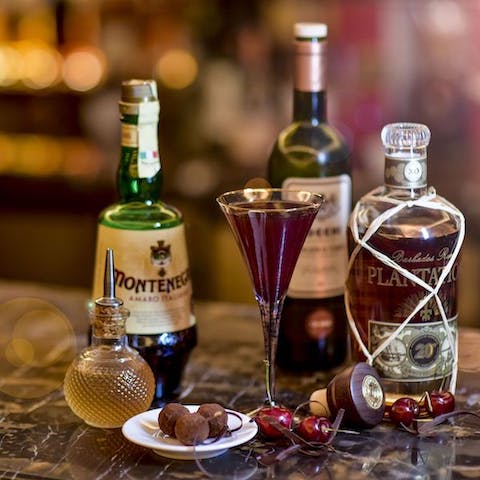 Have a drink at Manetta's Bar