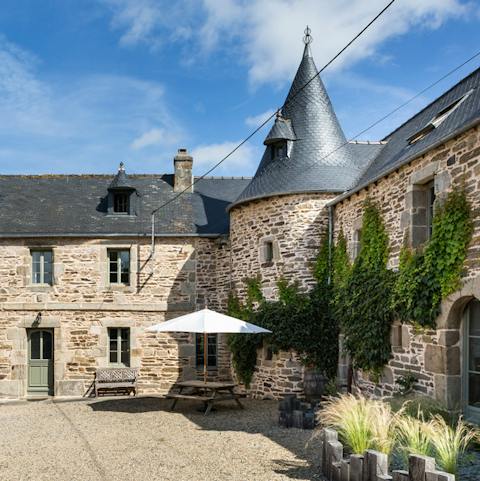 Live within a short drive from Plestin Les Greves