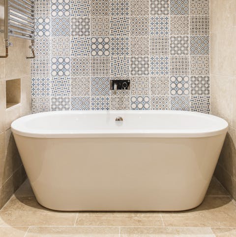 Unwind in the deep freestanding bath