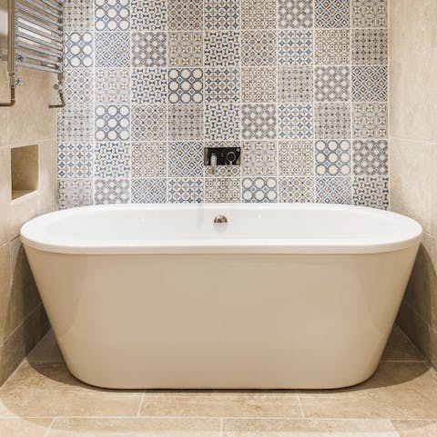 Unwind in the deep freestanding bath