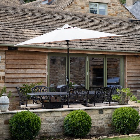 Spend sunny evenings in the garden, catching the sun until the last minute, while the pizza oven works on dinner