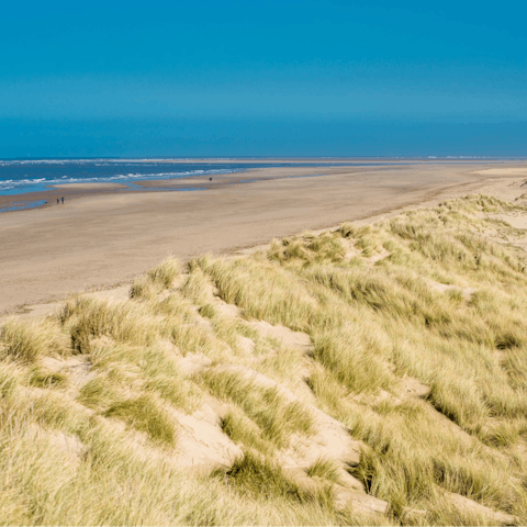 Walk just twenty minutes to the fabulous sandy beaches of Norfolk's coast