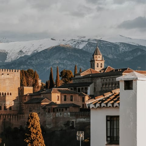 Explore the old Jewish quarter of El Realejo, steeped in history and culture
