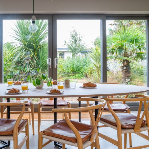 Come together for lazy mealtimes here – best served with those bifolds flung open
