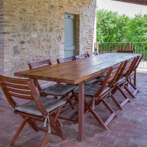 Eat together outside on the covered terrace
