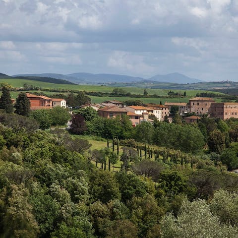 Walk the kilometre or so to the nearby village of San Giovanni d 'Asso