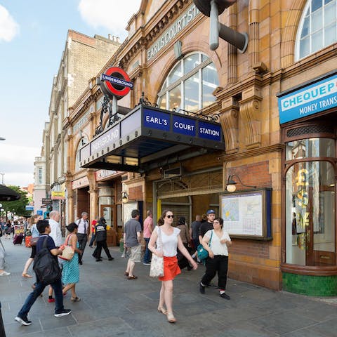 Quickly reach the delights of London from this Earl's Court location