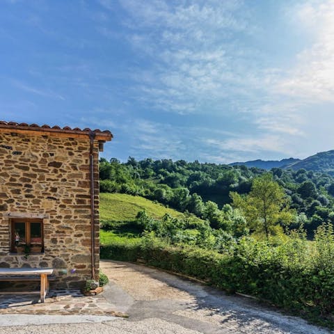 Enjoy an idyllic location here, surrounded by miles of peaceful tree-filled parkland