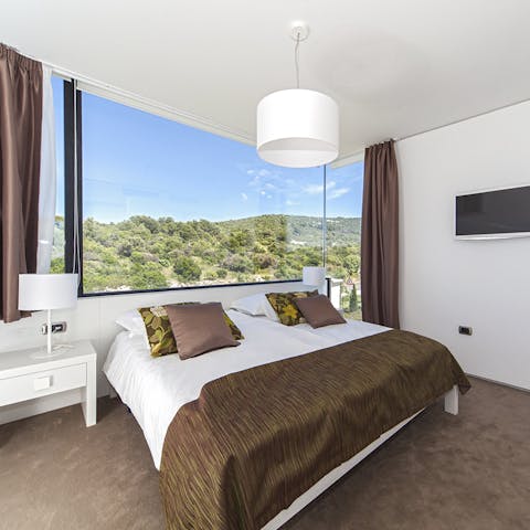 Wake up to magnificent green scenes outside