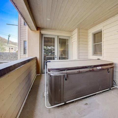 Soothe your muscles after a day on the slopes in the balcony hot tub