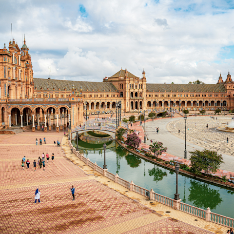 Discover the canals and bridges at Plaza de España