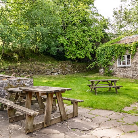 When the sun shines, dine alfresco on the 40-acre farm