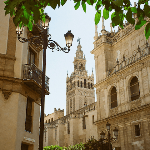 Stroll on foot to Giralda in twelve minutes