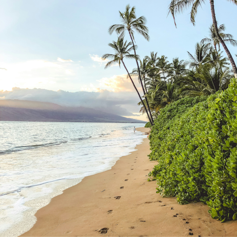 Discover Hawaii's sandy beaches – the nearest is within walking distance