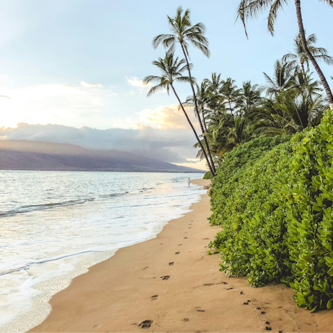 Discover Hawaii's sandy beaches – the nearest is within walking distance