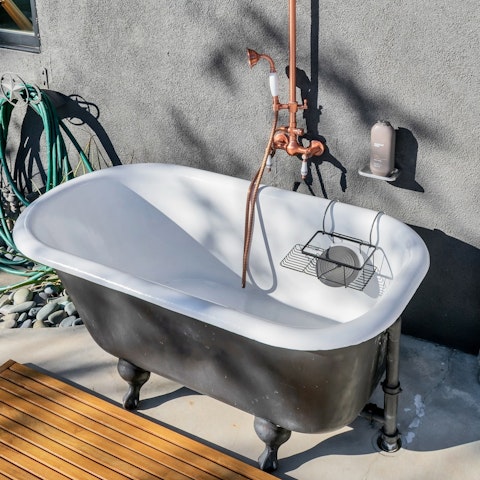 Soak outside under the hot Mojave Desert sun