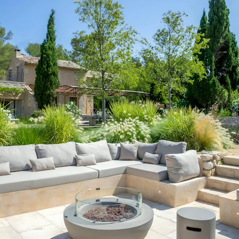 Lounge with drinks around the sunken firepit