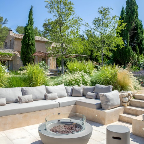 Lounge with drinks around the sunken firepit