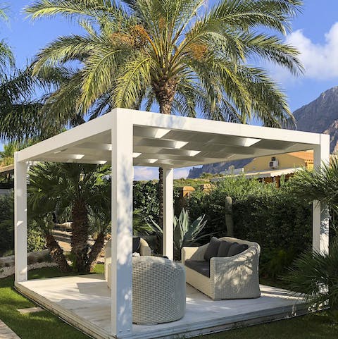 Sit out under the sun and the shade of the surrounding palms