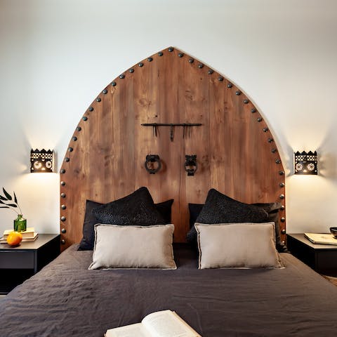 Wake up in the beautiful main bedroom feeling rested and ready for another day of Barcelona sightseeing