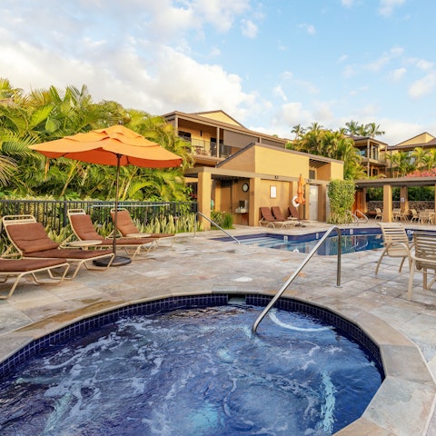 Make your way to the shared Jacuzzi