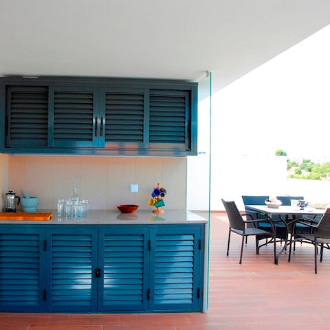 Make use of the outdoor kitchen here and enjoy dining alfresco after some sightseeing