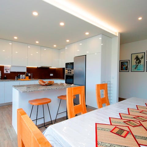 Discuss your daily plans at the sleek breakfast bar while sipping a cup of meia-de-leite