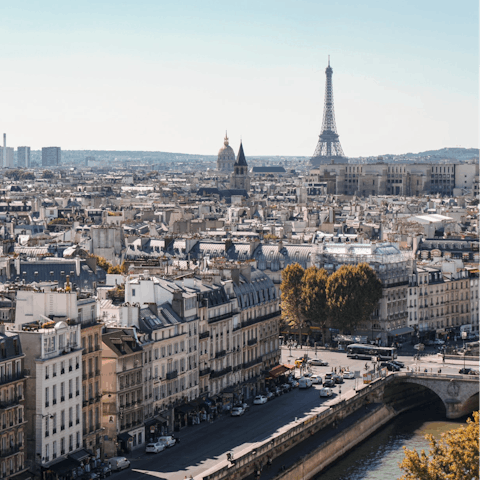 Explore this district of Paris, including the Place de la Concorde
