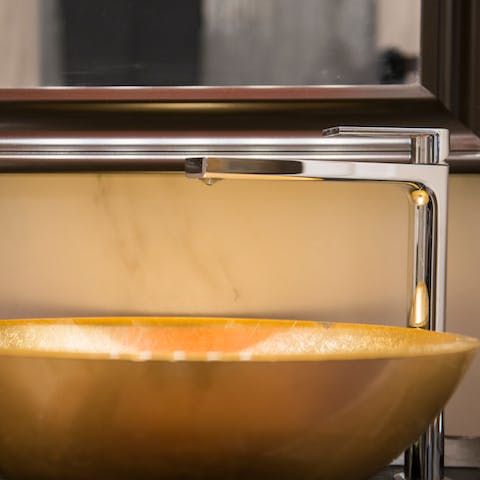 A gilt sink
