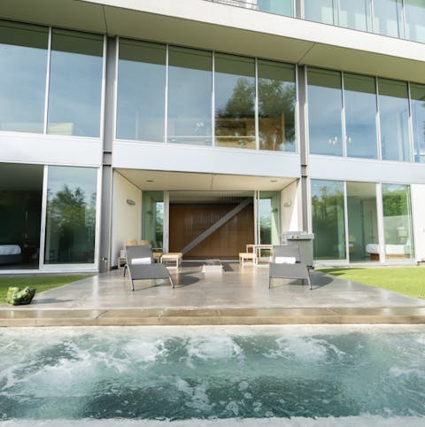 Swim against the current in the Jet Stream pool