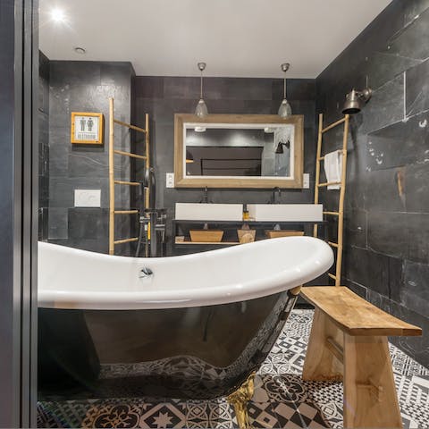 The clawfoot bath tub