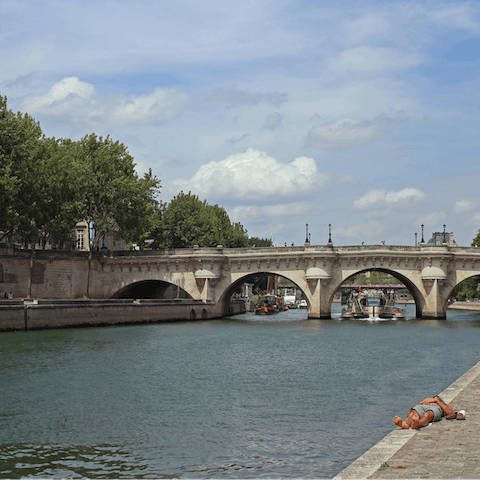 Stay in Ile Saint Louis, on Seine River