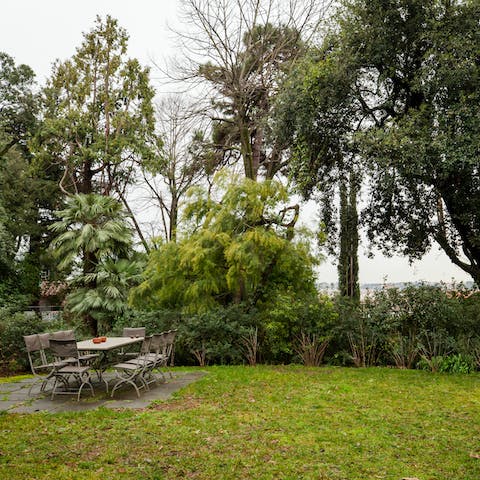 Spend sunny afternoons relaxing out in the garden after a morning spent strolling along the characterful city streets