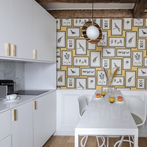 Practical kitchenette with breakfast bar