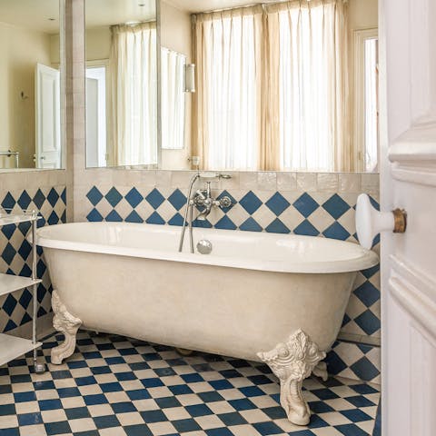 Charming clawfoot bathtub