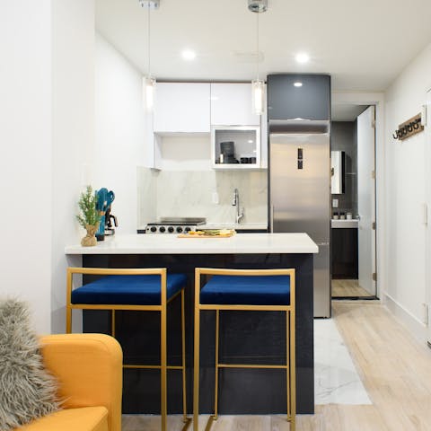 Start mornings with fresh bagels and coffee at the chic breakfast bar