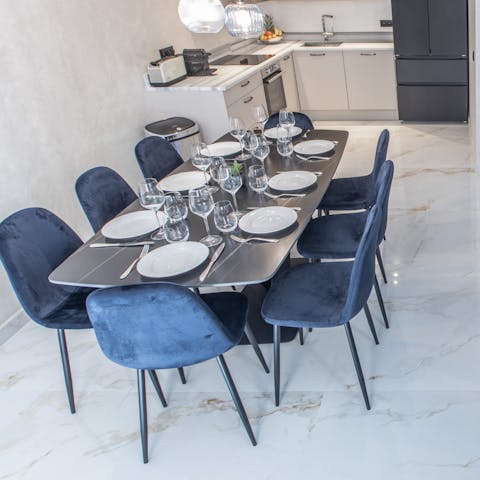 Organise delicious family feasts at the dining table