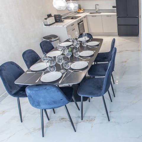 Organise delicious family feasts at the dining table