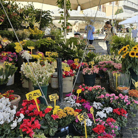 Step outside and explore the market in Campo de' Fiori