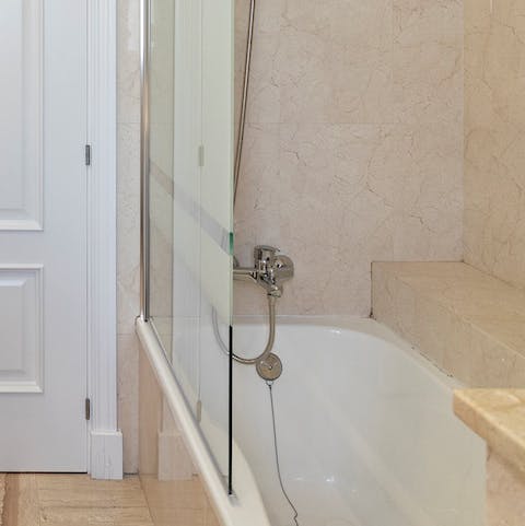 Unwind in the bath tub after days on La Barrosa Beach