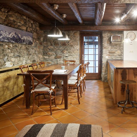 Come back to a warm meal around the dining table after a day of skiing