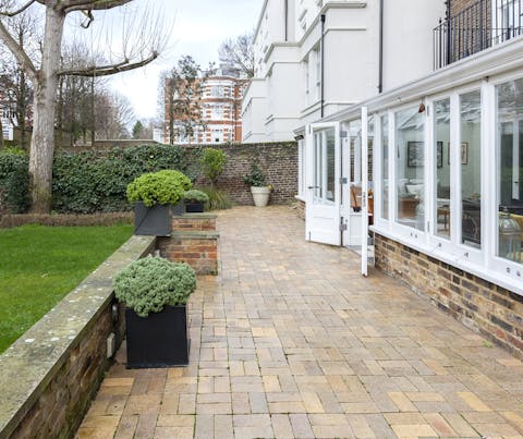 Enjoy the patio & garden in summer